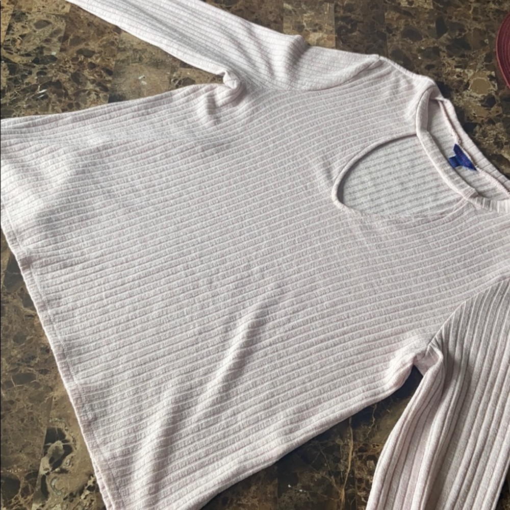 Cute sweater.. only worn once !!